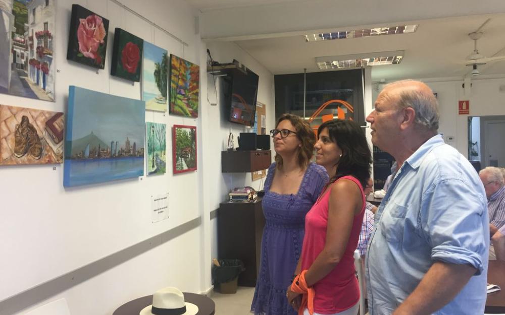 Les regidores Núria Arasa i Montserrat Gual amb el president del Centre Cívic
