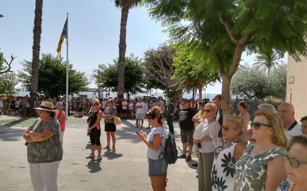 veïns i veïnes minuts de silenci