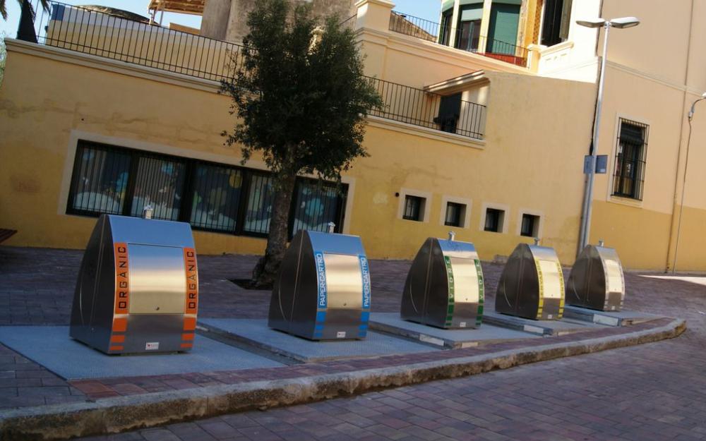 Grup de contenidors soterrats al carrer ca l'Aduana