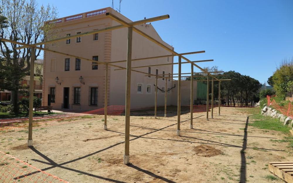 Enjardinament espai verd costat Escola Nàutica
