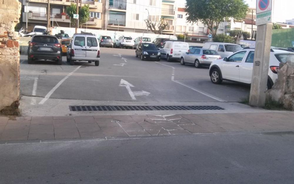 Entrada aparcament antic Patronat per reparar