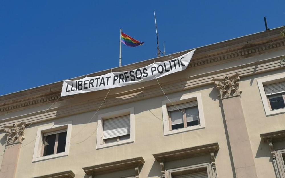 Bandera LGTBI oneja al consistori