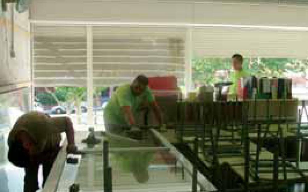 Al Vaixell Burriac es renova la fusteria d'alumini.jpg