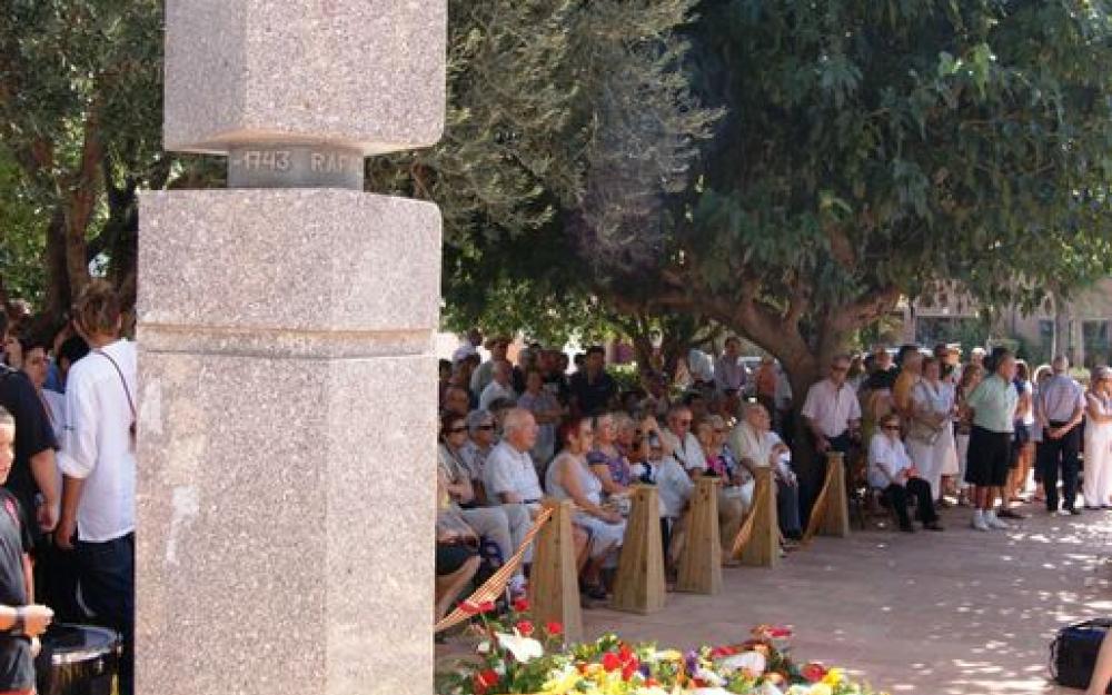 Les ofrenes florals al monument a Rafael Casanova