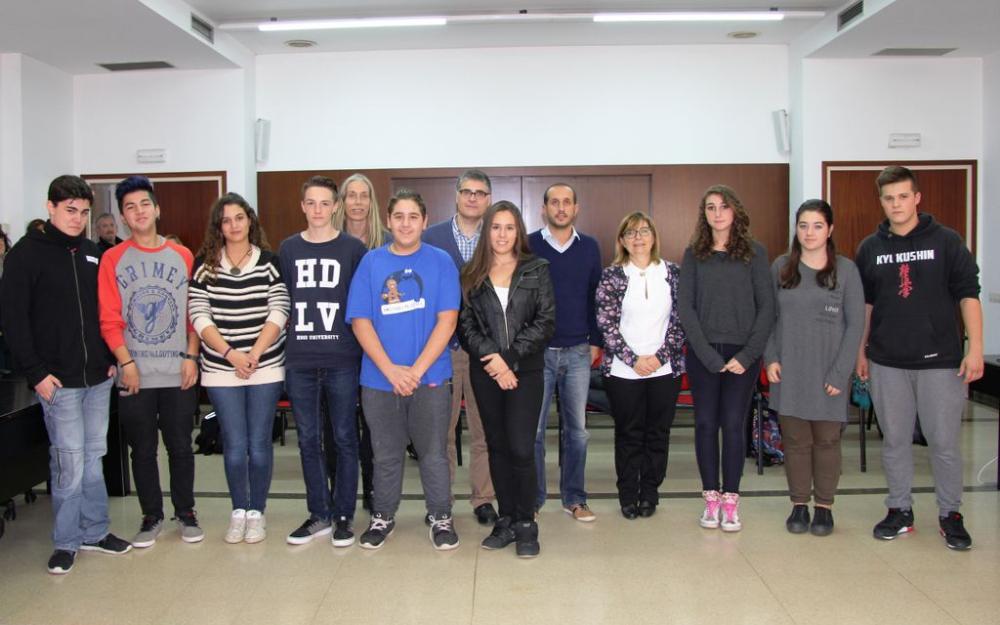 Alumnes participants amb l'alcalde, el regidor d'Ensenyament i les directores dels instituts