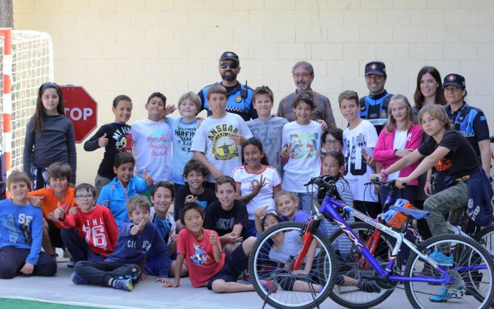 Alumnat 5è Escola del Mar parc infantil de bicicletes