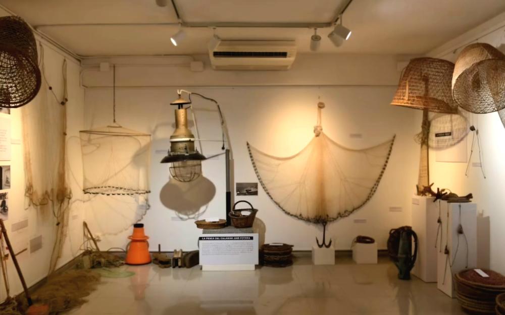 Exposició "Del regaló a les sapes"