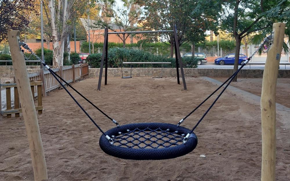 Gronxador de niu a la plaça Felicià Sust