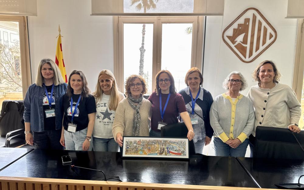 El professorat italià i romanès rep com a obsequi una rèplica del mural il·lustrat per Pilarín Bayés
