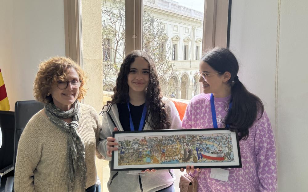 L'alcaldessa i dues alumnes italianes amb la rèplica del mural