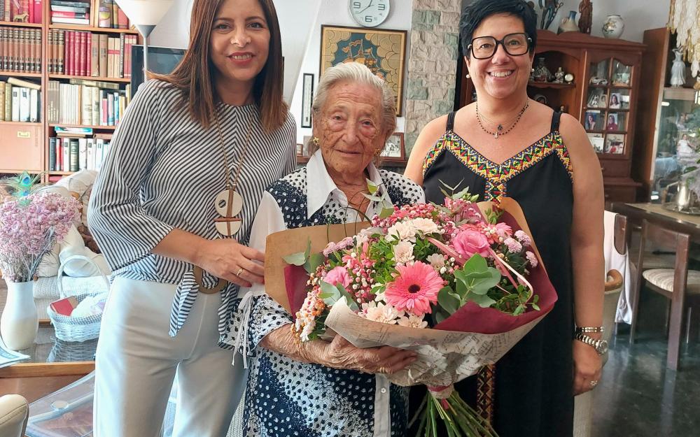 Visita a l'àvia centenària Maria Luisa López