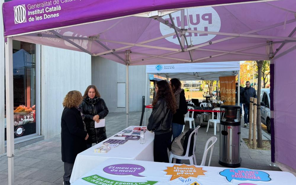 Carpa lila per informar sobre els recursos disponibles per actuar contra la violència masclista