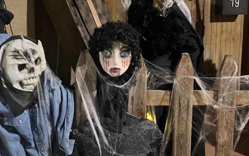Imatge d'una de les façanes decorades del carrer Sant Llorenç