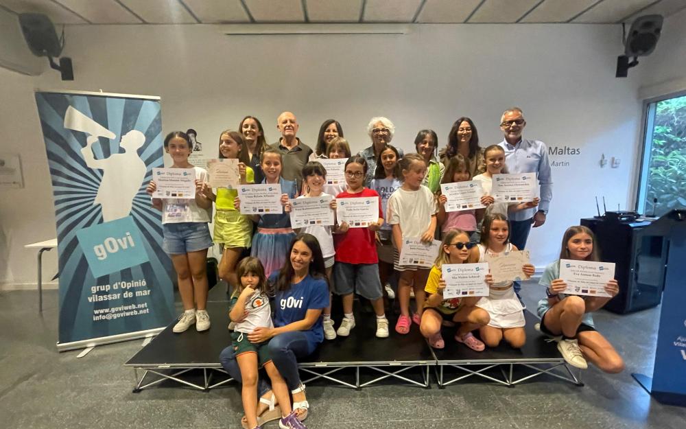 Premiats al concurs de dibuix escolar del gOvi amb membres del jurat i autoritats