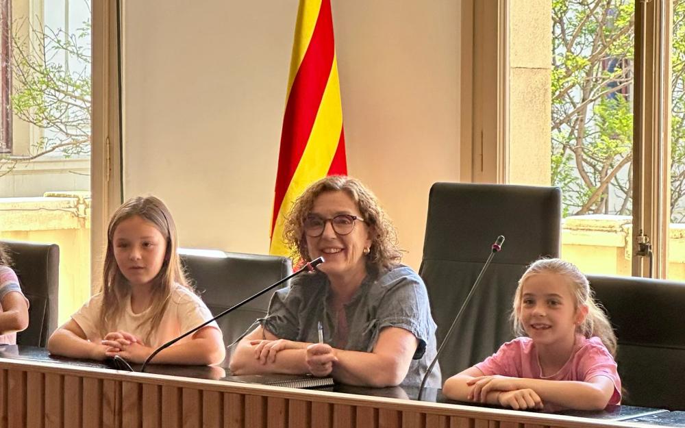 L'alumnat de 3r de primària de l'escola Pérez Sala entrevista l'alcaldessa