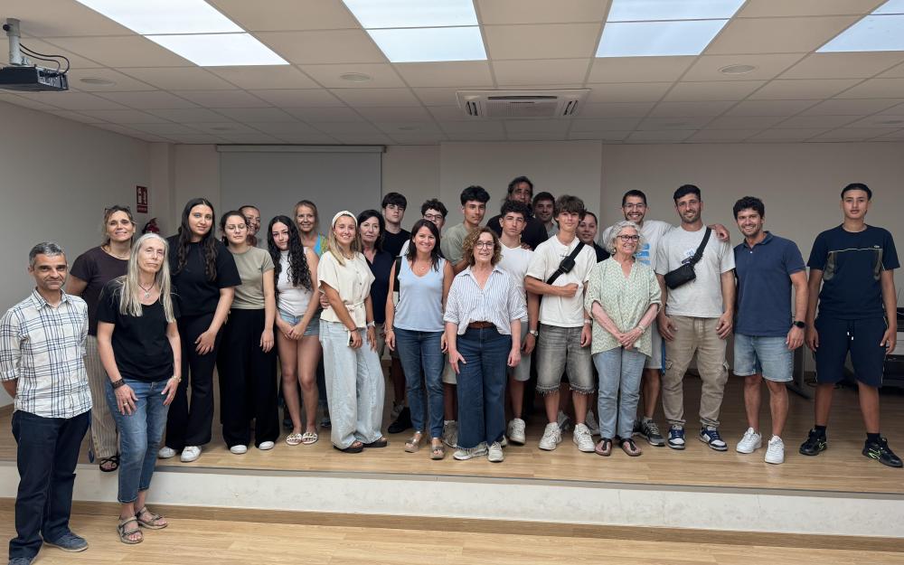 Fotografia de grup de l'alumnat, professorat, mentors, l'alcaldessa, Elena López, i la regidora d'Educació i Joventut, Maria Vinuesa