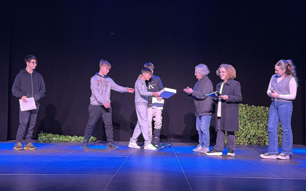 L'alcaldessa i la regidora d'Educació reben el "trivial del cinema", elaborat per l'alumnat de 2n d'ESO de l'INS Vilatzara