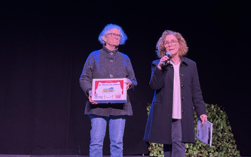 L'alcaldessa i la regidora d'Educació reben el "trivial del cinema", elaborat per l'alumnat de 2n d'ESO de l'INS Vilatzara