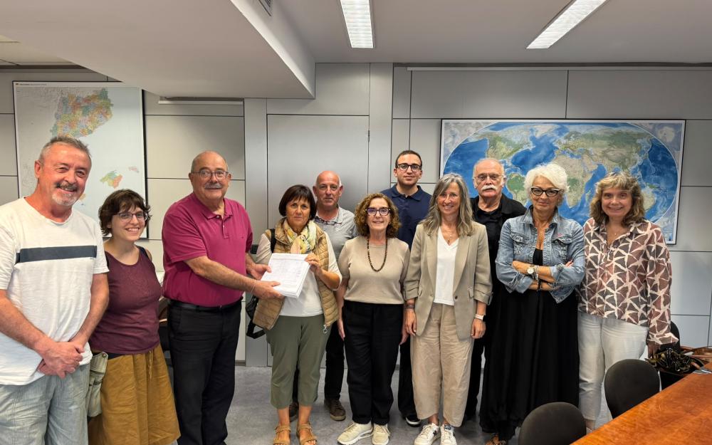 La comitiva vilassarenca lliura les signatures