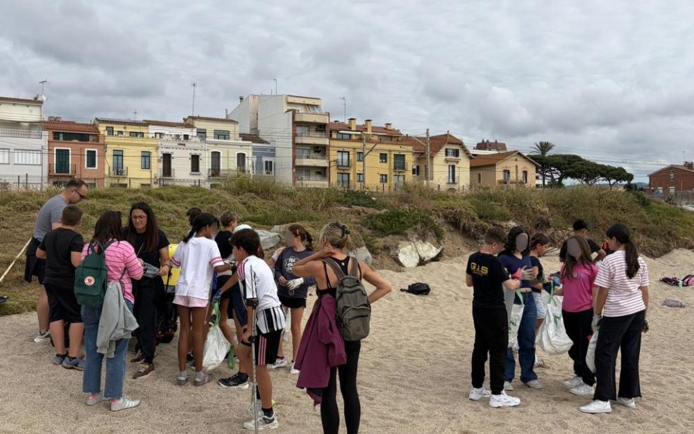 Neteja de la platja de l'Almadrava