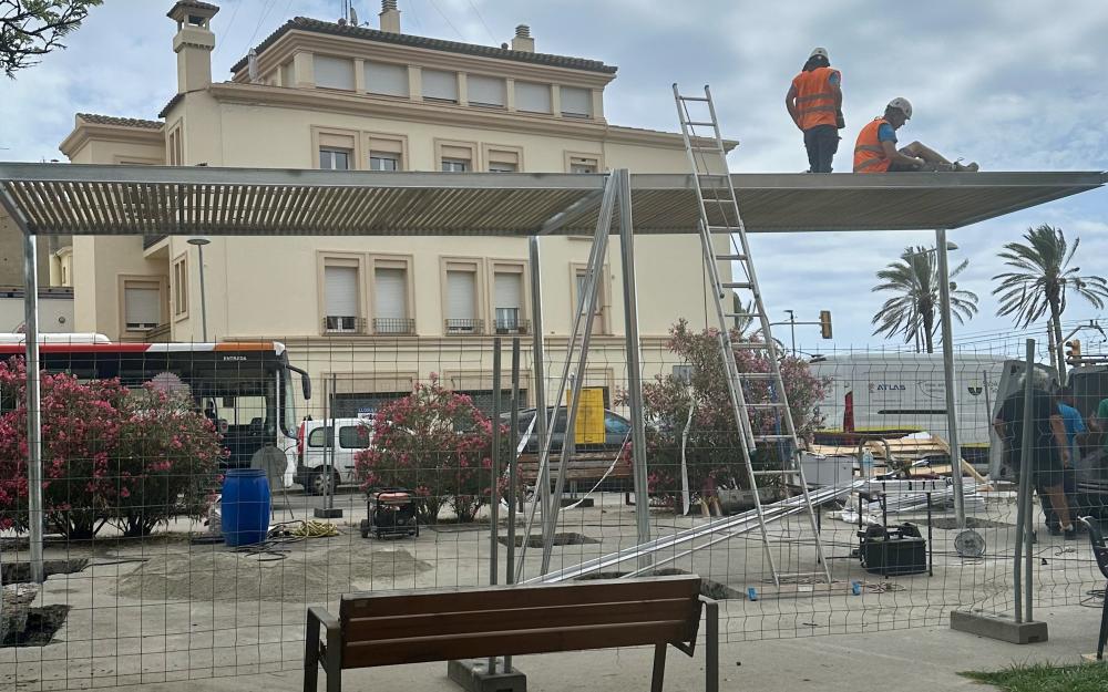 Construcció de la pèrgola fotovoltaica a Escultor Monjo