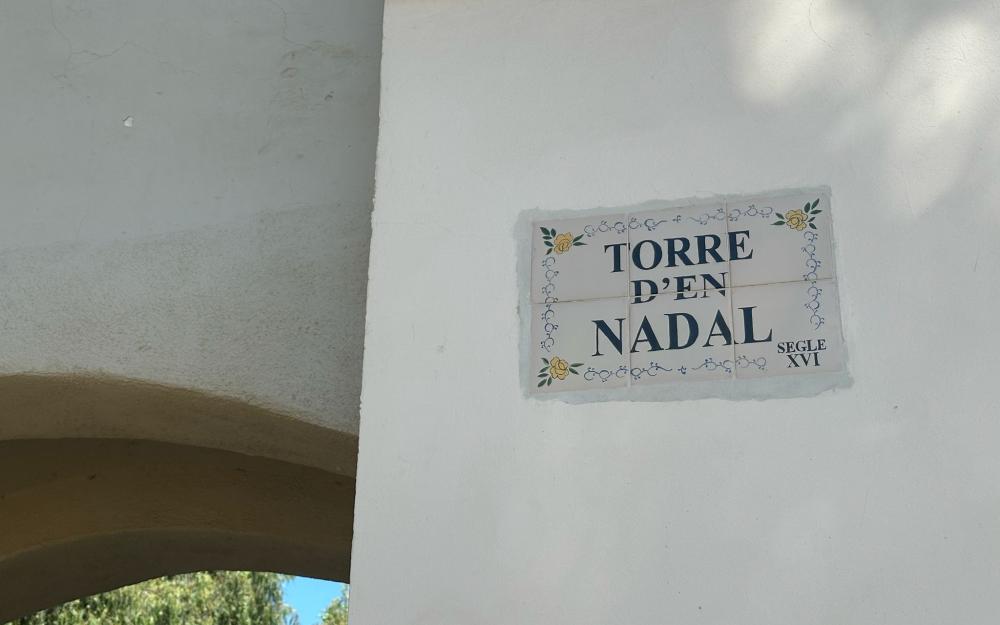 Canvi de la placa de la Torre d'en Nadal