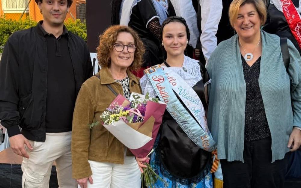 El regidor de Participació, l'alcaldessa i la regidora de Cultura amb la nova pubilla comarcal 2026