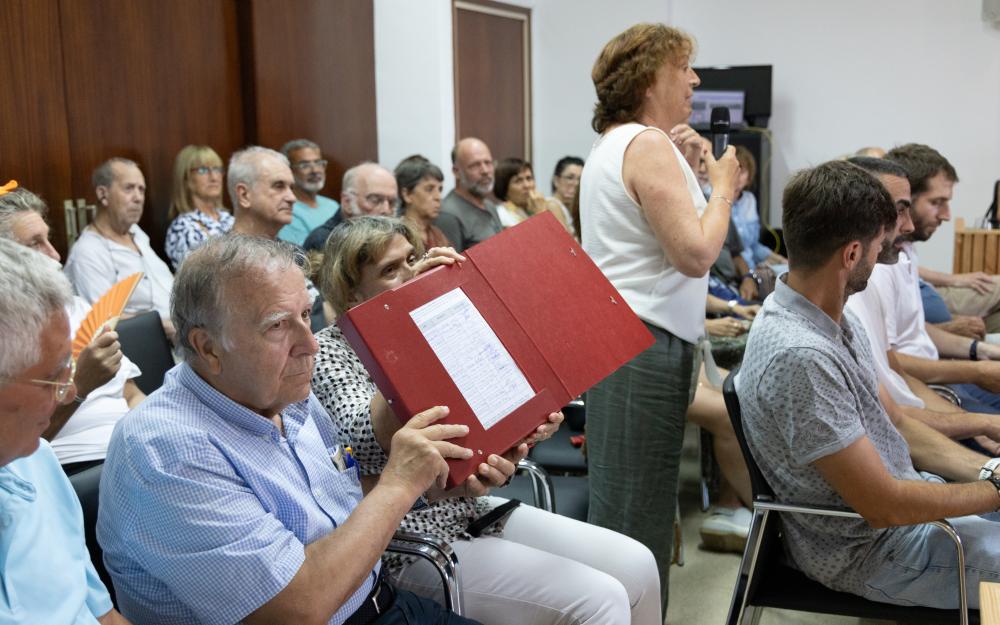 Representants de la Plataforma Bus Directe Vilassar de Mar-Barcelona ensenyant les signatures recollides durant la campanya