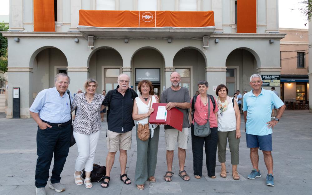 Representants de la Plataforma Bus Directe Vilassar de Mar-Barcelona amb les signatures recollides durant la campanya