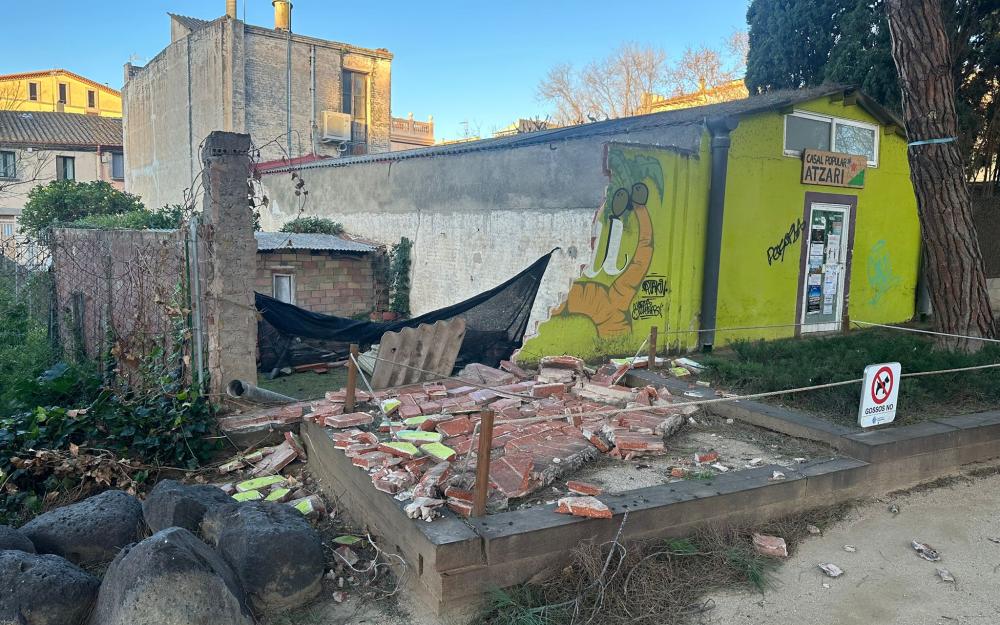 Caiguda parcial de mur al passeig dels Pins (casal Atzari)