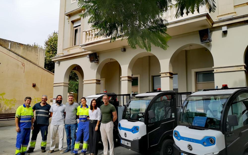 Alcadessa, regidors i personal, amb els nous vehicles de neteja viària