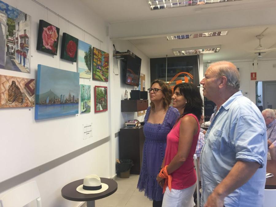 Les regidores Núria Arasa i Montserrat Gual amb el president del Centre Cívic