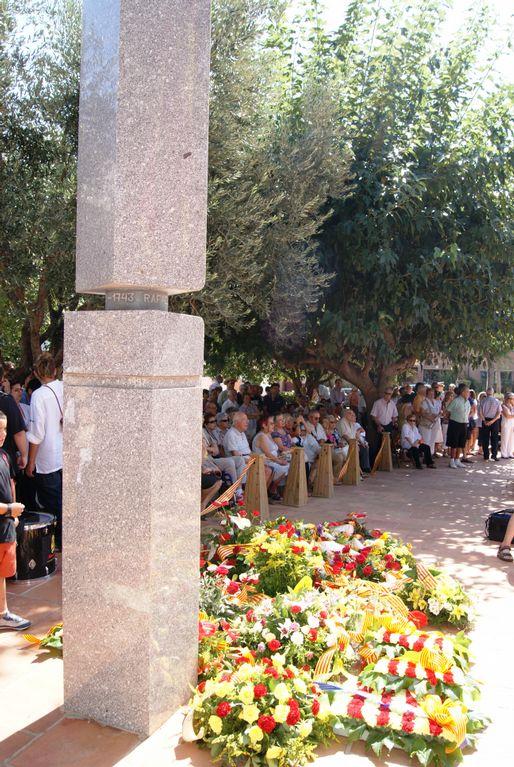 Les ofrenes florals al monument a Rafael Casanova
