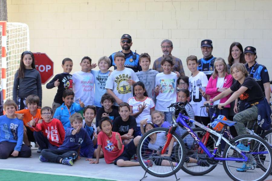 Alumnat 5è Escola del Mar parc infantil de bicicletes