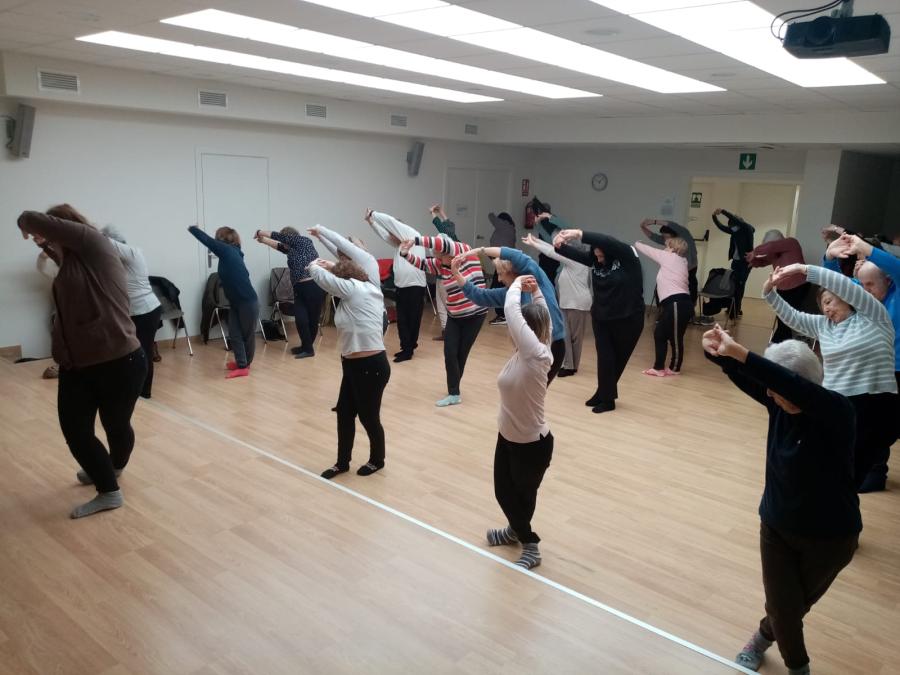 Activitat de txi-kung dins el programa municipal per a la gent gran