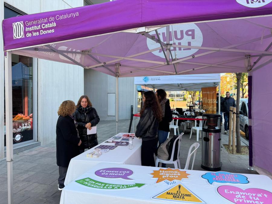 Carpa lila per informar sobre els recursos disponibles per actuar contra la violència masclista