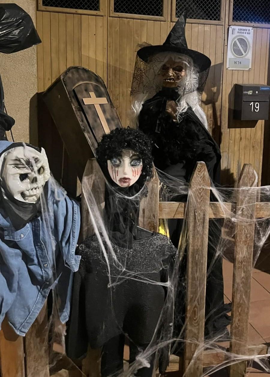 Imatge d'una de les façanes decorades del carrer Sant Llorenç