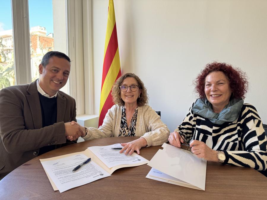 L'alcaldessa, Elena López, amb el gerent d'Aigües Vilassar, Albert Ràmia, i la regidora de Drets Socials, Virginia Gérez