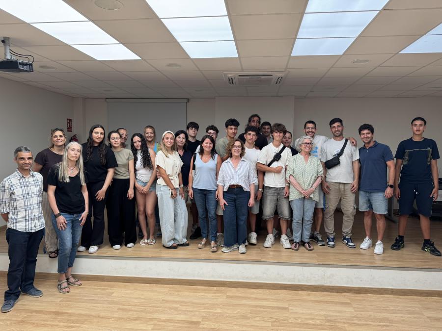 Fotografia de grup de l'alumnat, professorat, mentors, l'alcaldessa, Elena López, i la regidora d'Educació i Joventut, Maria Vinuesa