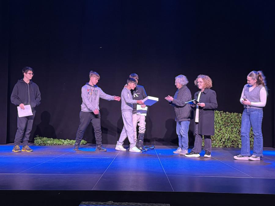 L'alcaldessa i la regidora d'Educació reben el "trivial del cinema", elaborat per l'alumnat de 2n d'ESO de l'INS Vilatzara