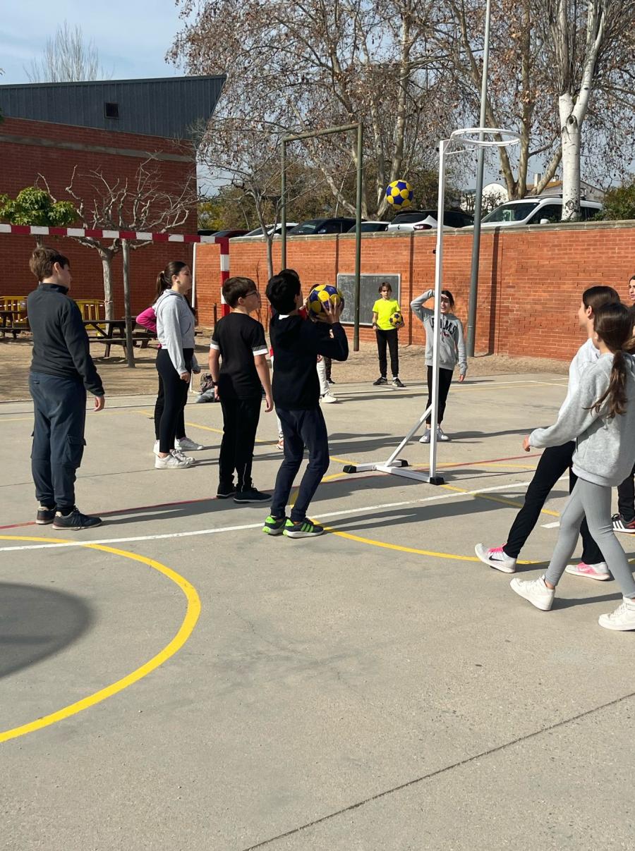 Alumnat practicant el korfbal