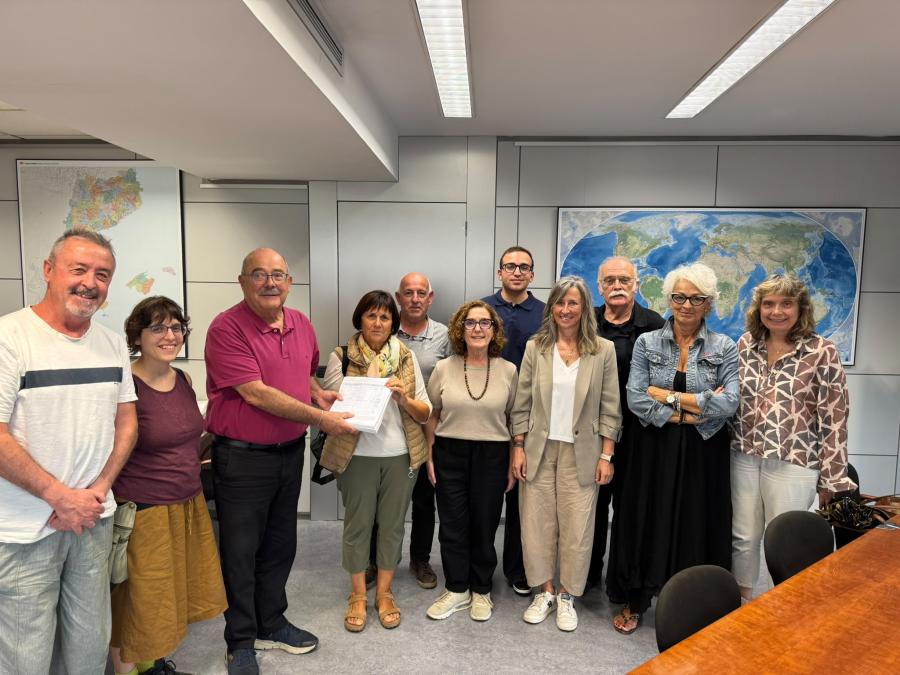 La comitiva vilassarenca lliura les signatures