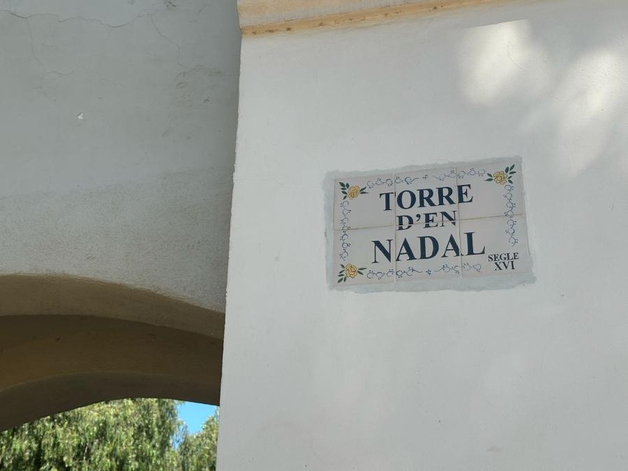 Canvi de la placa de la Torre d'en Nadal