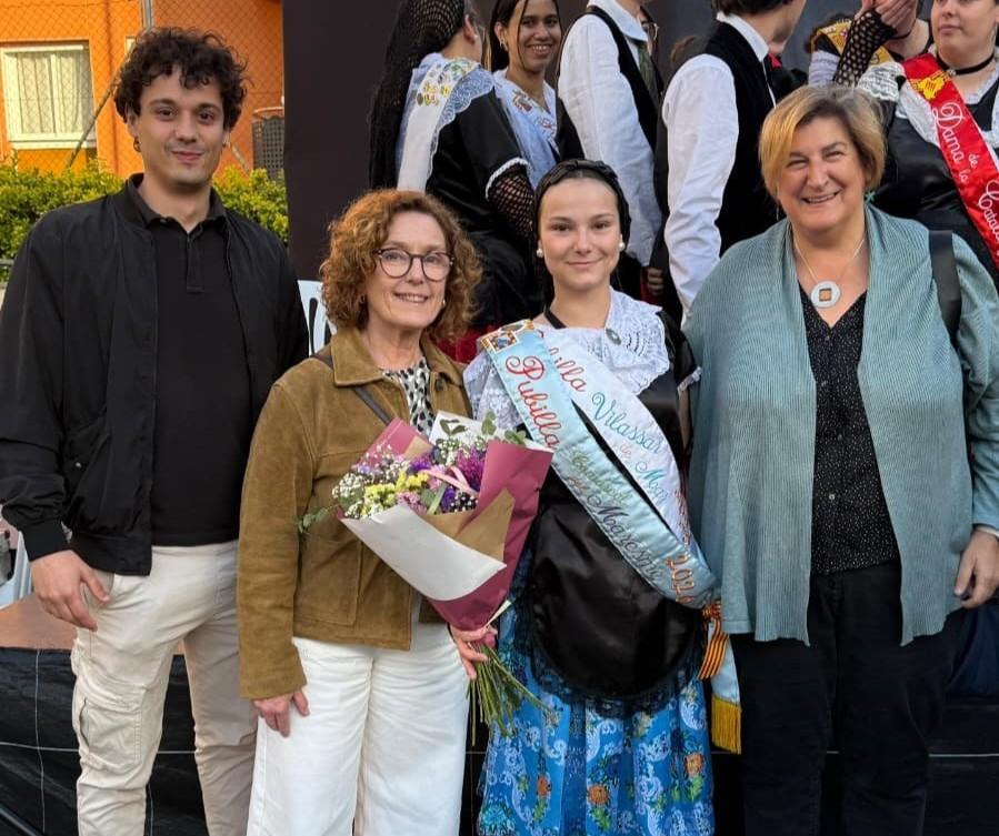El regidor de Participació, l'alcaldessa i la regidora de Cultura amb la nova pubilla comarcal 2026
