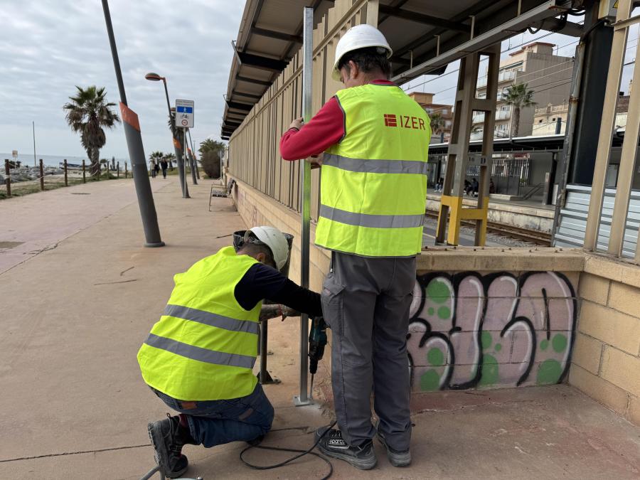 Renfe ha començat avui les obres per obrir una nova porta a l’andana en direcció Mataró de l’estació de Vilassar de Mar