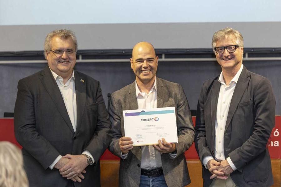 Lliurament del diploma de participació a RYM Aromas