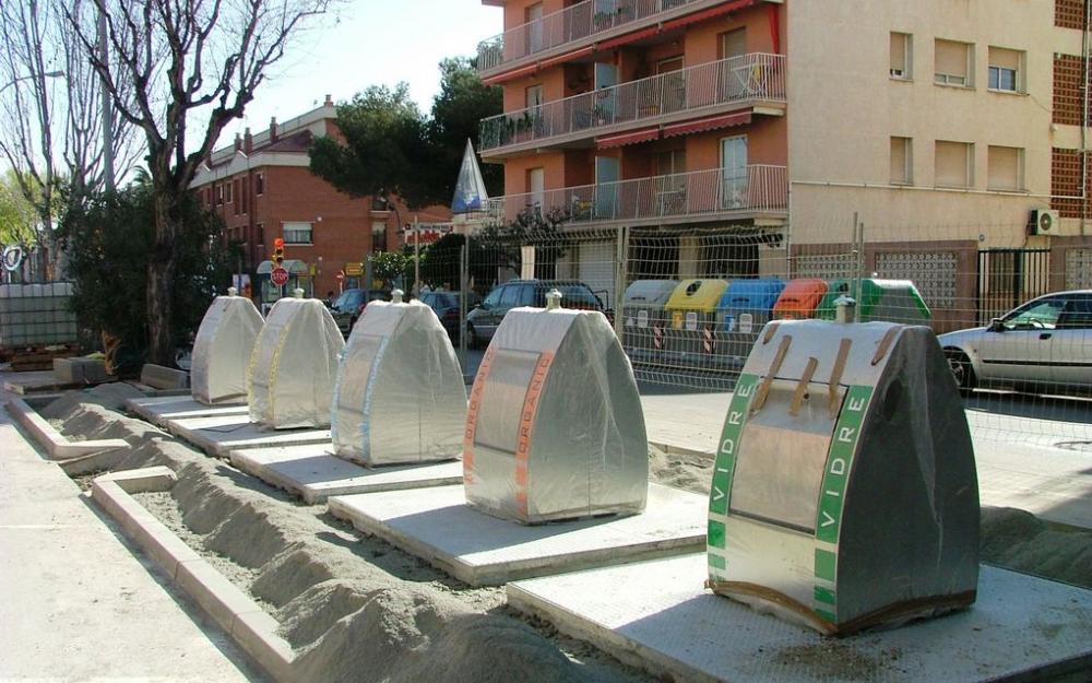 Obra d'instal·lació de l'illa de contenidors soterrats a l'avinguda Carles III, a tocar de l'av. Montevideo