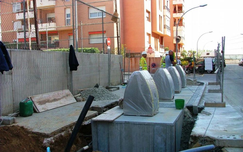 Al carrer Manuel Roca (al costat del c/Nou) s'està finalitzant la col·locació d'una illa de contenidors soterrats