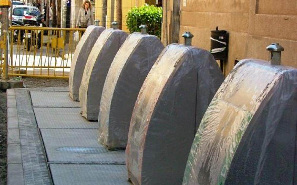 Illa de contenidors al carrer Montserrat, entre Santa Isabel i Sant Joan