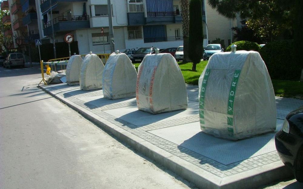 Illa de contenidors al carrer Santa Eulàlia (costat Sant Artur)